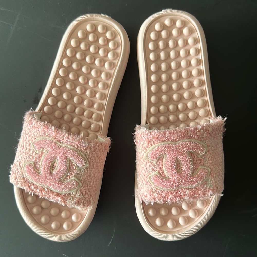 Authenticity Chanel sandals/slippers